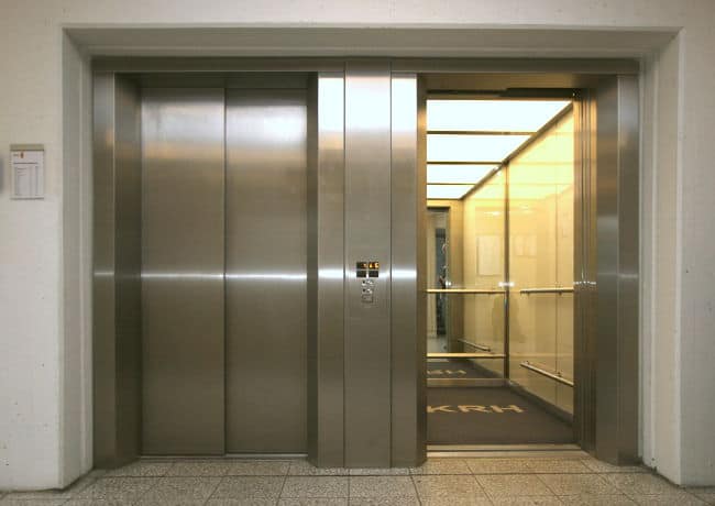 Neuer Glanz, beschränkt haltbar: Moderne Aufzüge haben oft eine geringere Lebensdauer als ältere Anlagen und müssen noch sorgfältiger und umsichtiger geplant werden