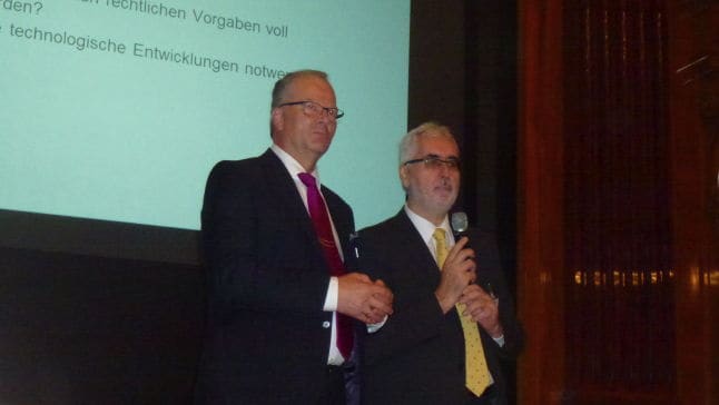 FMA Vorstandsvorsitzender Peter Kovacs und IFMA Austria Präsident Alfred Waschl fassen den FMDAY.15 zusammen  - Foto: Ralf Golinski
