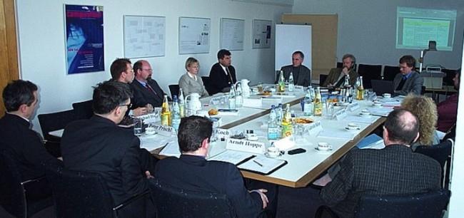 Gründerväter und -mütter: Das Foto zeigt die Auftaktberatung des Arbeitskreises CAFM der GEFMA vor 15 Jahren an der Auftaktberatung in der FHTW Berlin, heute die HTW Berlin