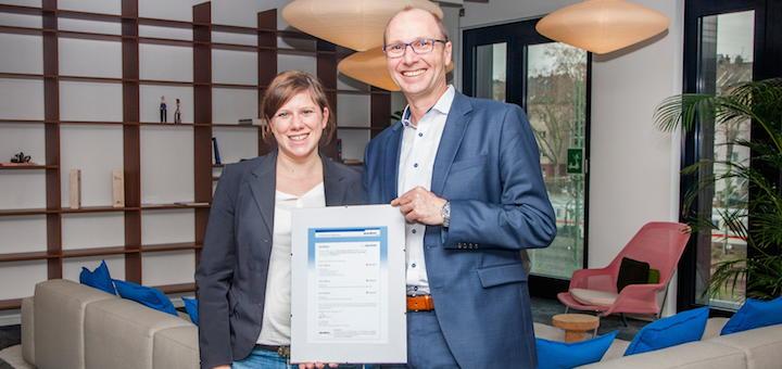 Mit Zertifikat: Alina Schubert-Jost von Audicon und Holger Leibling von CREM Solutions