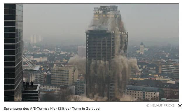 Gefallen: Der AfE-Turm der Uni-Frankfurt wurde gestern gesprengt.