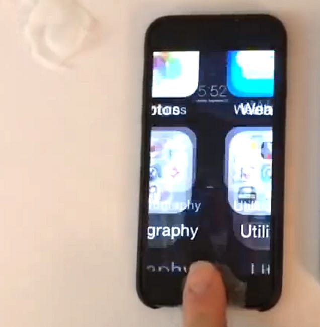 Touch-ID Sensor gehackt: Mit Klebstoff kopierte Fingerabdrücke verschaffen auch Zugang zum neuen iPhone 6 von Apple.