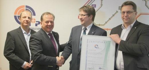 Übergabe: Prüfer der DEKRA übergeben das ISO 9001-Zertifikat an die Geschäftsführer von N+P in Meerane