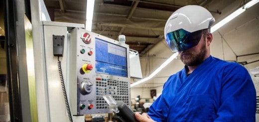 Praxistauglich: Der Daqri Smart Helmet unterstützt Instandhaltungsarbeiten in der Industrie mit Augmented Reality