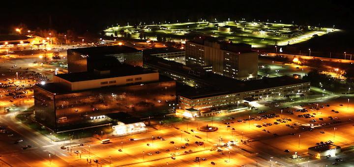 Das NSA Hauptquartier bei Nacht – (Foto von Trevor Paglen - Eigenes Werk, CC0)