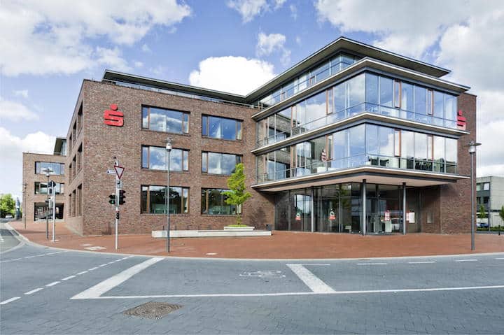 Die Sparkasse Emsland – hier die Hauptstelle in Meppen – setzt auf Spartacus FM für ihr Facility Management