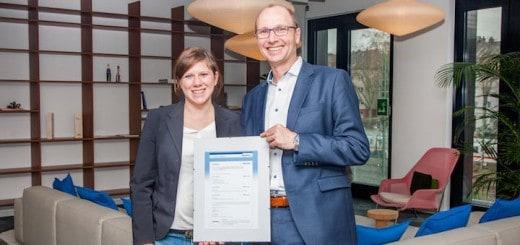 Mit Zertifikat: Alina Schubert-Jost von Audicon und Holger Leibling von CREM Solutions
