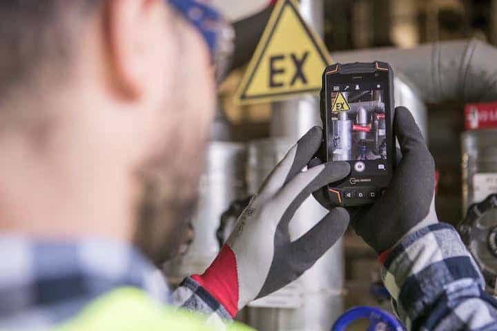Das i.safe Mobile Smartphone IS520.1 ist eine von drei Neuheiten, die der Ex-Schutz Spezialist auf der Achema 2018 vorstellt