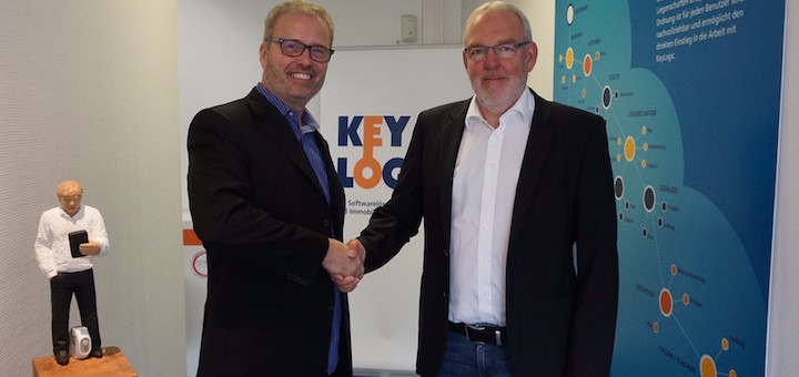 Ron Rock, CEO von Microshare, und Rudolf Brendel, Geschäftsführer von Keylogic, freuen sich über die neue Partnerschaft zwischen IoT und CAFM