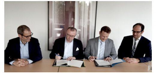 Unterzeichneten den Vertrag für das BIM-Kompetenzzentrum des Bundes: (v.l.) MD Frank Krüger (BMVI), MR Rudolf Boll (BMVI), Dr. Jan Tulke (pb40), RD Heiko Roeder (BMI)