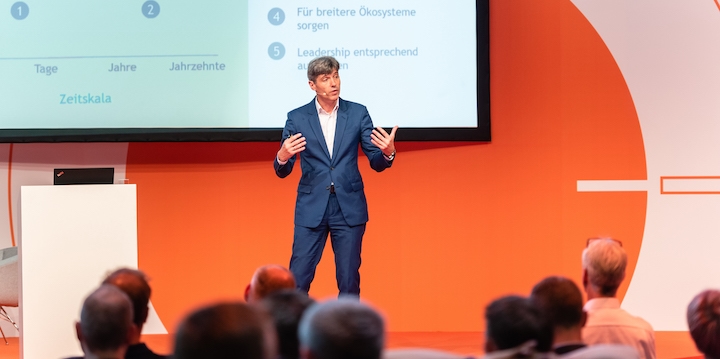 So soll es 2021 wieder werden: Publikum vor und Vortragende live auf der Bühne, wie hier Andreas Germer auf der Servparc 2019 – (C) Measago/Mathias Kutt