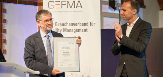Ulrich Glauche, initiator und Leiter des GEFMA-Richtlinienwesens, erhielt für seine Verdienste eine Urkunde von GEFMA-Vorstand Wolf-Dieter Adlhoch