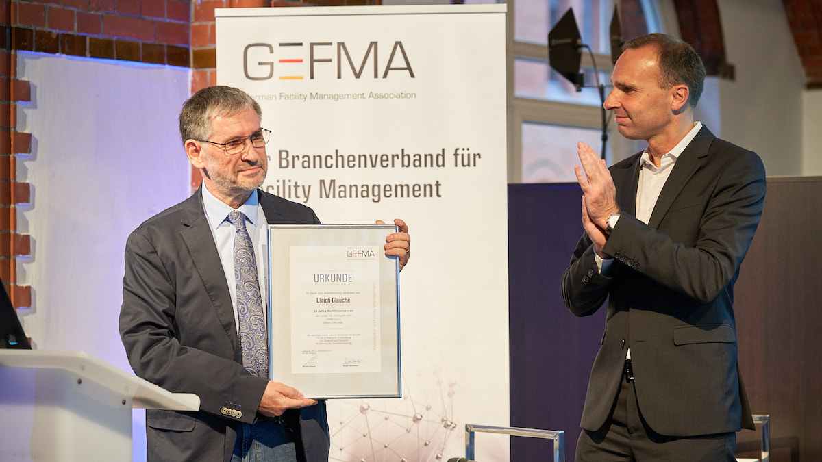 Ulrich Glauche, initiator und Leiter des GEFMA-Richtlinienwesens, erhielt für seine Verdienste eine Urkunde von GEFMA-Vorstand Wolf-Dieter Adlhoch
