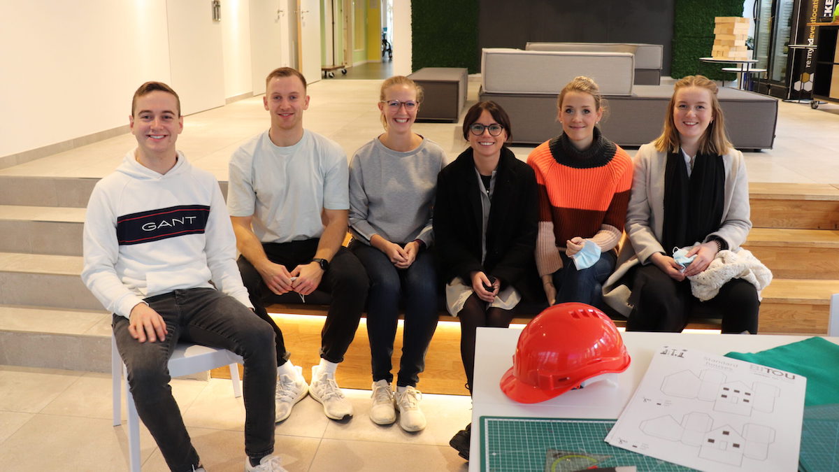 Beim Trainee-Kickoff der Initiative Deutschland baut! mit dabei (v.l.): Lennart Gees, Tim Ruhstorfer, Laura Schill, Daria Albus für den neuen Jahrgang und Johanna Ebeling und Daniela Ulatowski aus dem Jahrgang 2020/2021. – Foto: Christin Karst.