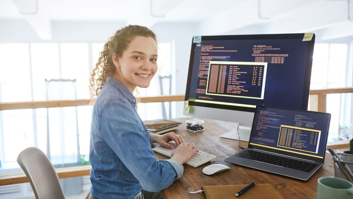 Grund zur Freude: Die Job-Perspektiven mit CAFM sind ausgesprochen positiv - Bild: Seventyfour/stock.adobe.com