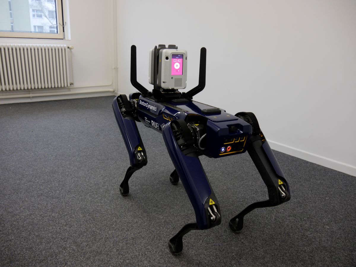 Der Spot von Boston Dynamics heißt bei BIMKIT RUBY und trägt einen LiDAR-Handscanner von Leica - Bild: IIB-RUB
