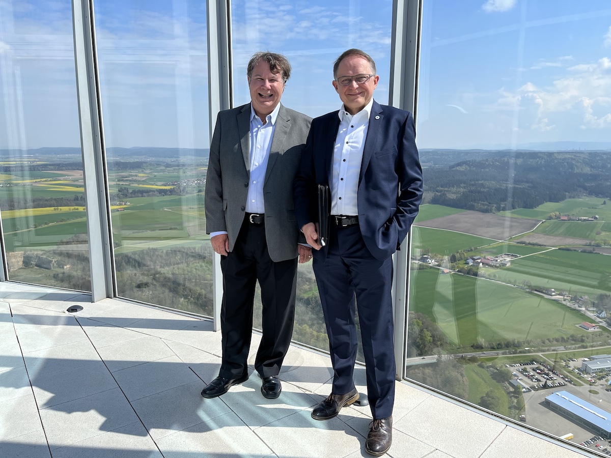 Andy McMillan, Präsident von BACnet International und Karl Hein Besler, Präsident der BACnet Interest Group Europe, im Aufzugtestturm von Thyssen Krupp in Rottweil - Foto: BIG-EU