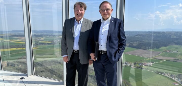 Andy McMillan, Präsident von BACnet International und Karl Hein Besler, Präsident der BACnet Interest Group Europe, im Aufzugtestturm von Thyssen Krupp in Rottweil - Foto: BIG-EU