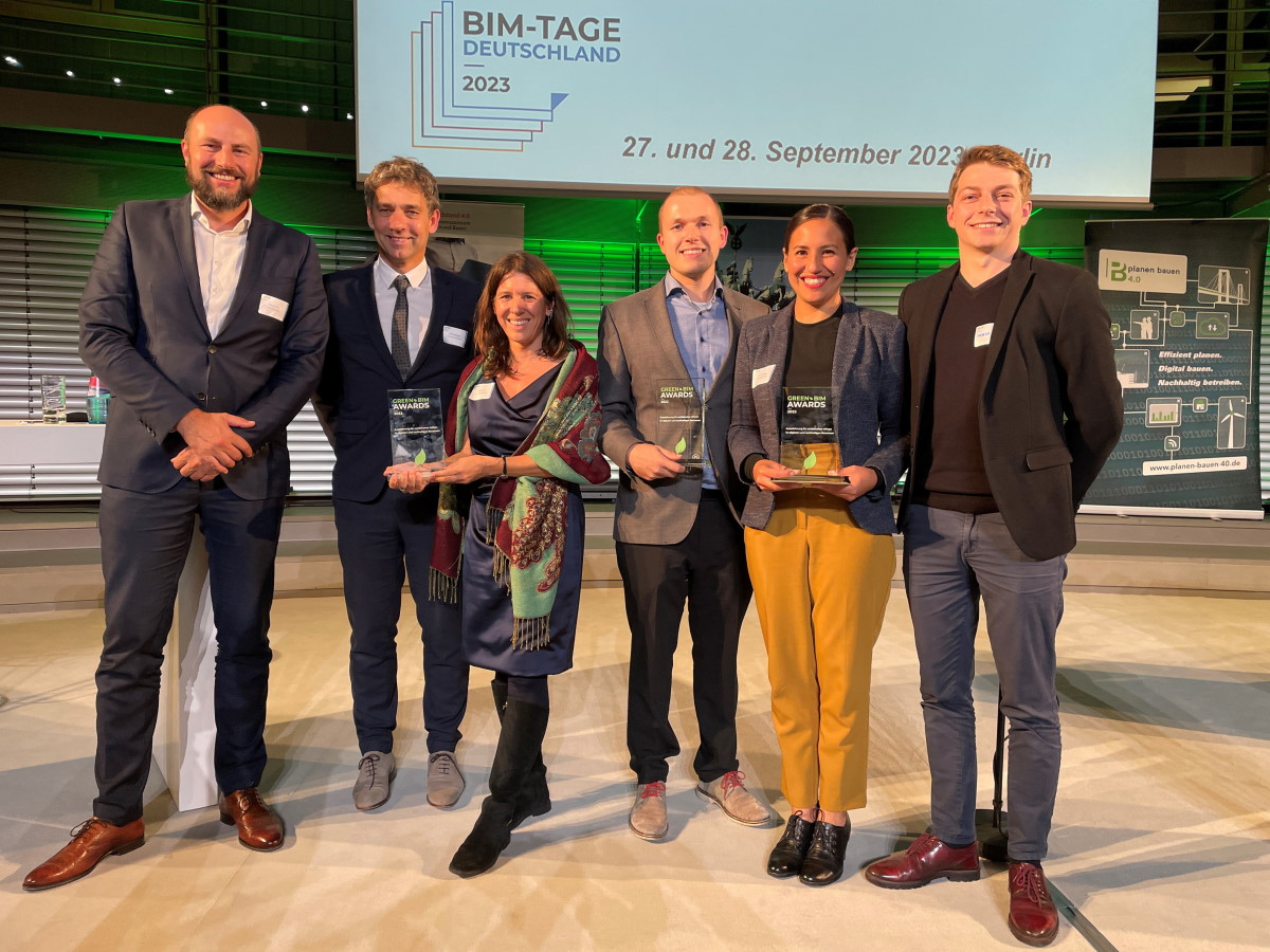 Die Preisträger der Green BIM Awards sind (v.l.) Tobias Hütter, Ursula Reiner, Prof. Thilo Ebert (ATP Sustain), Matthias Müller (KIT) sowie Scarlet Romano und Martin Hering (Arcadis Germany) – Foto: Thomas Semmler/CAFM-News