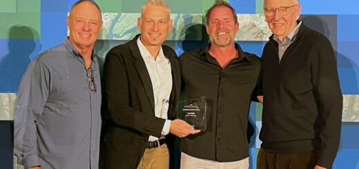 VertiGIS ist auf der IMGIS 2022 in Palm Springs erneut mit dem Partner Award in der Kategorie Solution Alignment ausgezeichnet worden. (v.l. Jeff Rashid (ESRI), Tim Börner, Rob Lenarcic (beide VertiGIS), Jack Dangermond (ESRI) – Bild: Vertigis