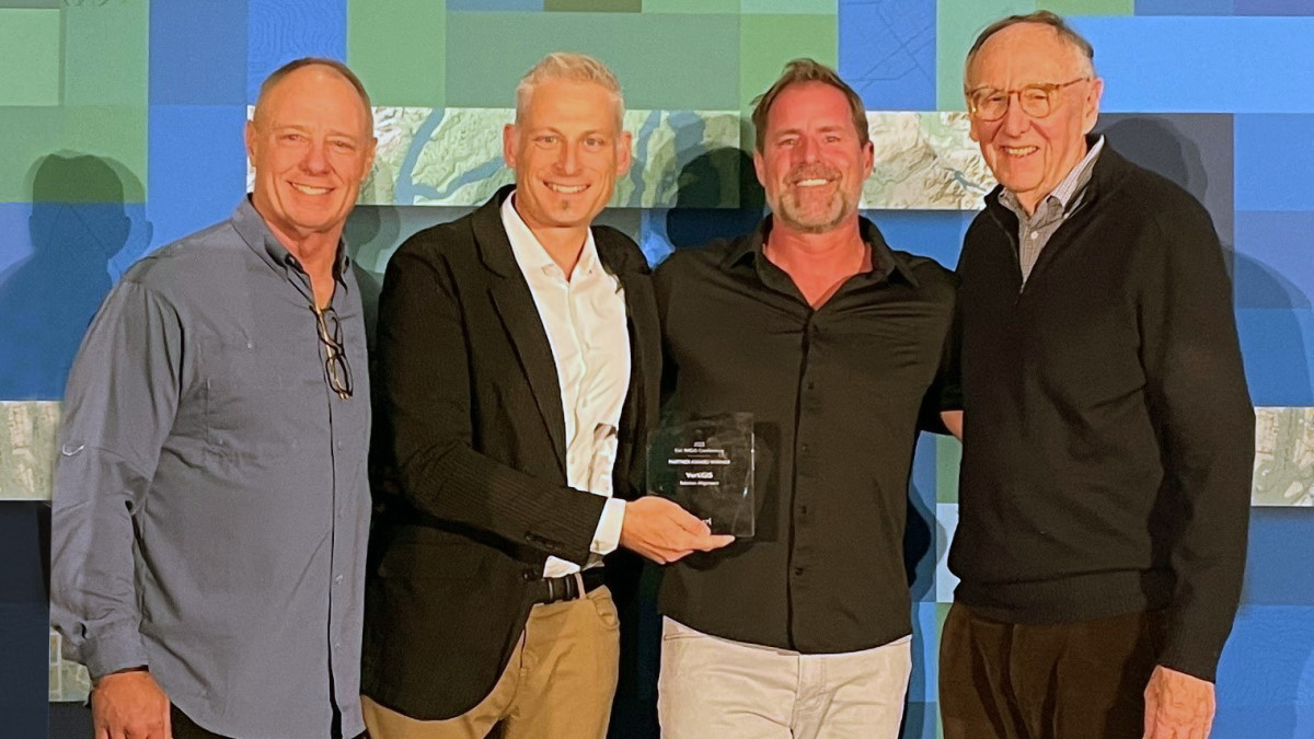 VertiGIS ist auf der IMGIS 2022 in Palm Springs erneut mit dem Partner Award in der Kategorie Solution Alignment ausgezeichnet worden. (v.l. Jeff Rashid (ESRI), Tim Börner, Rob Lenarcic (beide VertiGIS), Jack Dangermond (ESRI) – Bild: Vertigis