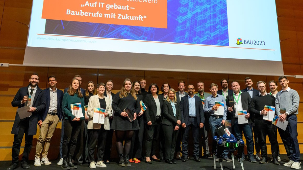 Die Preisträgerinnen und Preisträger des Wettbewerbs "Auf IT gebaut - Bauberufe mit Zukunft" 2023 - Bild: RKW Kompetenzzentrum/Bundesfoto/Widmann.