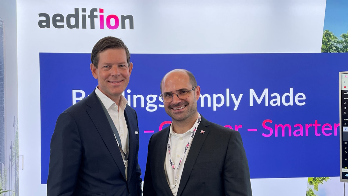 Daniel Klussmann, (li.), Geschäftsführer von 7280 Improving Assets, und Johannes Fütterer, CEO & Co-Gründer der aedifion, freuen sich über die zukünftige Zusammenarbeit - Bild: aedifion