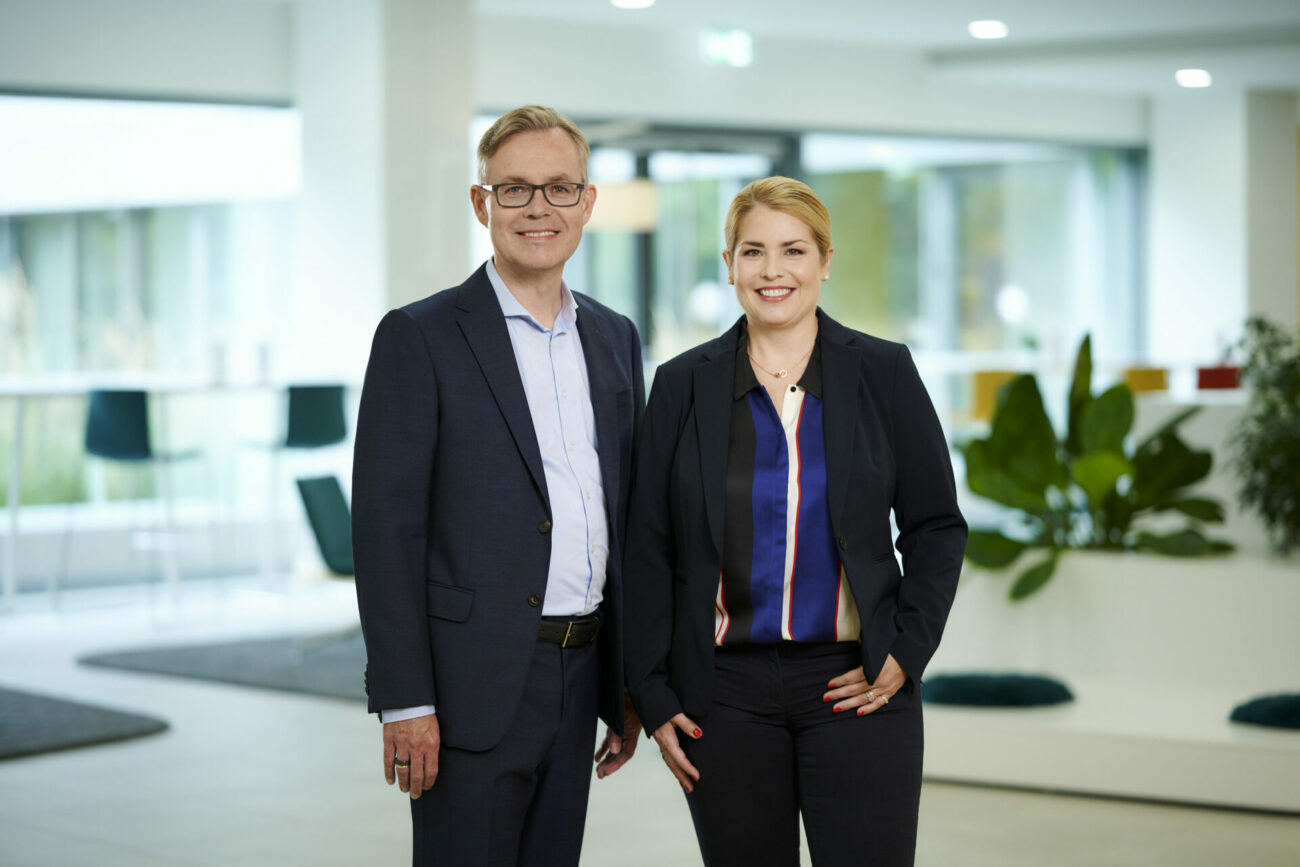 Dr. Henrik Siegle, CTO bei Bosch Building Technologies, und Johanna Fuchs-Boenisch, CEO der Susteco Solutions, freuen sich über die Neugründung - Foto: EYE AM CHRIS