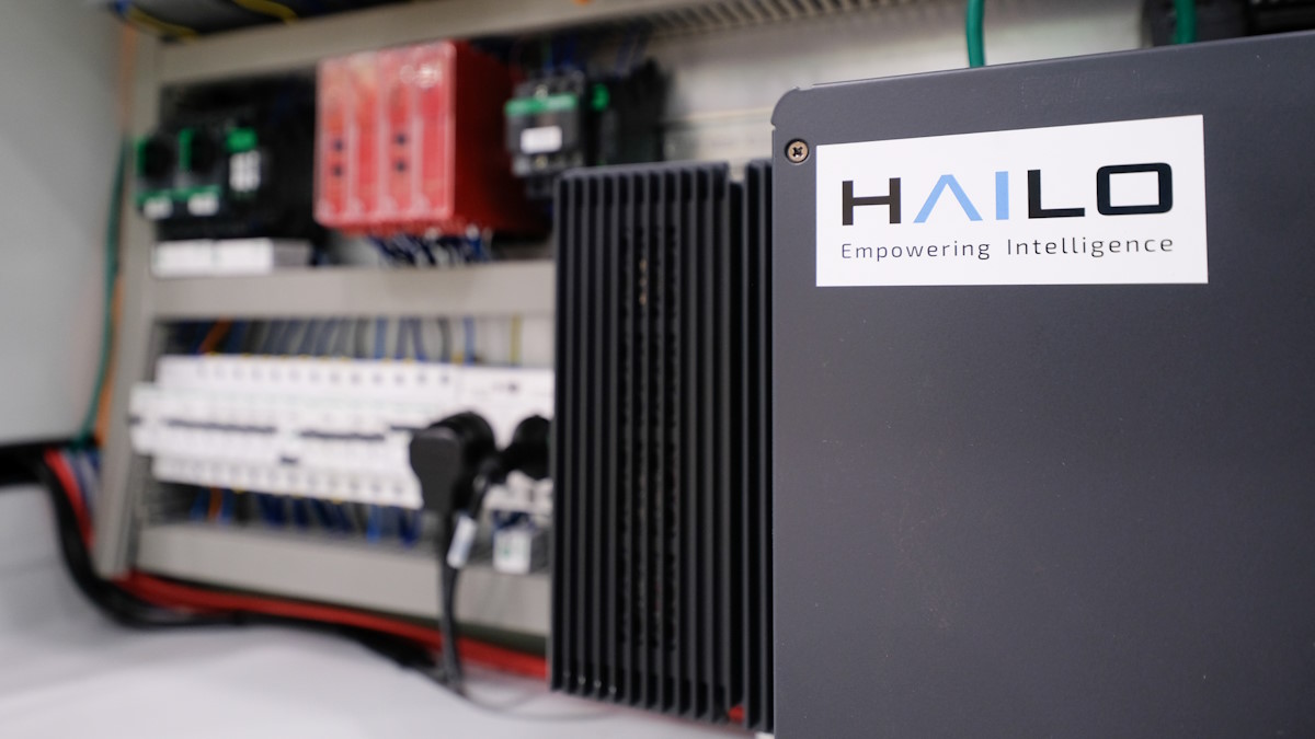 Schneider Electric setzt zukünftig KI-Prozessoren des Herstellers Hailo in seinen Industrieanlagen ein - Bild: Schneider Electric