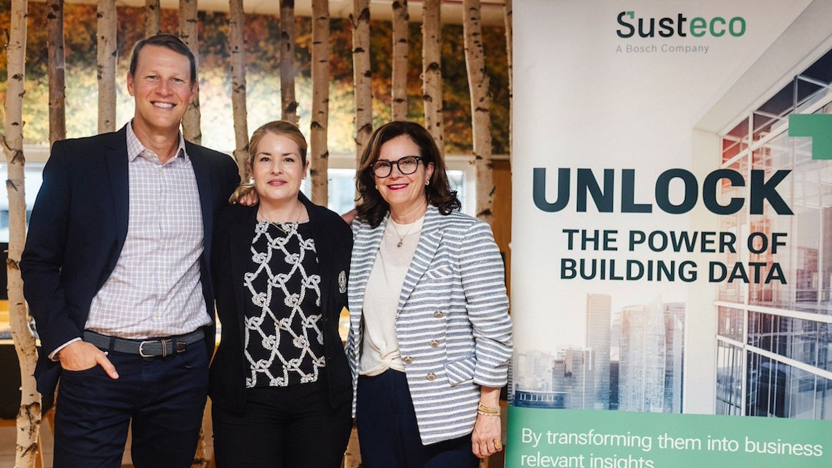 Die beiden Measurabl-CCEOs Matt Ellis, und Maureen Water freuen sich mit Johanna Fuchs-Boenisch CEO, Susteco Solutions (m.) über die zukünftige Zusammenarbeit im Themenfeld ESG - Bild: Susteco Solutions