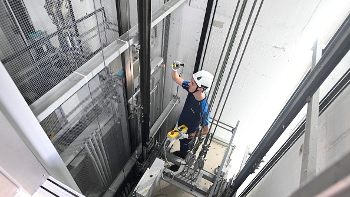 Der TÜV Nord nutzt jetzt Spracherkennung mit KI-Unterstützung, um Aufzug-Prüfungen zu beschleunigen. - Bild: Henning Scheffen/TÜV Nord AG